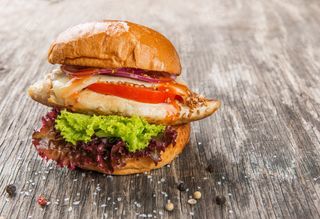Бургер с пилешко бонфиле
