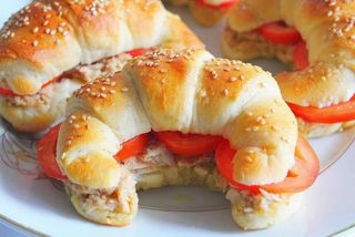 Croissant tonno e pomodoro