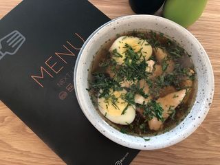 Бульйон з куркою, локшиною і яйцем 