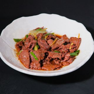 Manzo saltato con zenzero e cipollotti