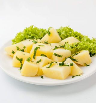 Cartofi nature cu unt si verdeata 