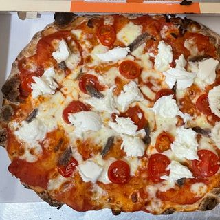 Pizza bufala con alici e pachino