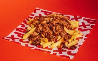 Patatas fritas con pulled pork y BBQ