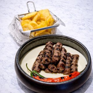 Čevapčići u umaku od kajmaka