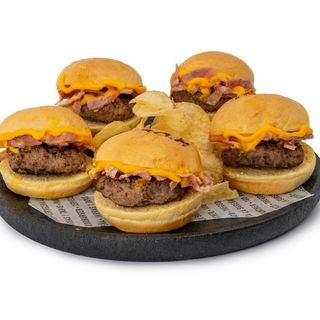 MontyBurgers Bacon e salsa cheddar