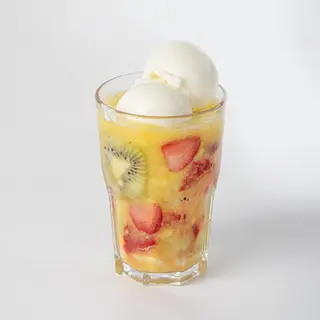 Фруктово-манговый коктейль с мороженым