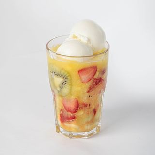 Фруктово-манговый коктейль с мороженым