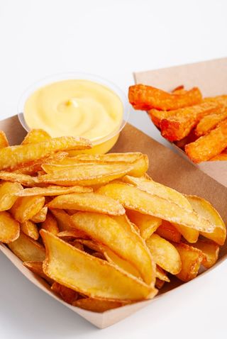 Картопляні діпи з сирним соусом та смаженою цибулею (150г)