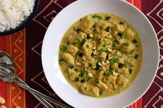 Pollo al curry e pasas