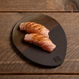 Nigiri De Aburi Flameado De Salmón