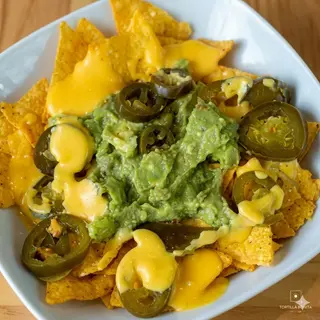 Nachos Con Guacamole Y Jalapeños