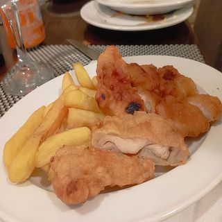 pollo rebozado con patatas fritas