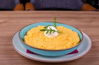 Pаlеntа sа feta sirom i hrskavom slaninom