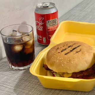 Menú Hamburguesa + Patatas Y Bebida