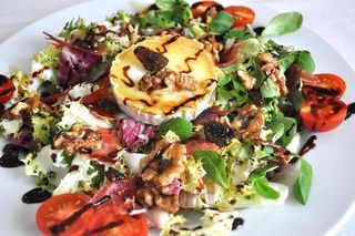 Ensalada De Queso De Cabra Con Frutos Secos Y Vinagreta