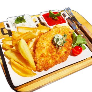 Chicken schnitzel and fries  Filete de pollo con patatas fritas