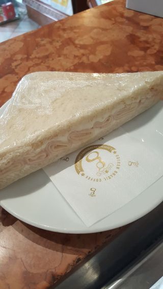 Tramezzino con prosciutto e formaggio