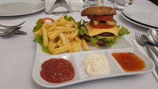 Hamburger de vită cu cartofi prăjiți și sosul casei