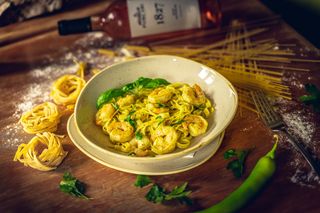 Tagliatelle cu creveti si sos pesto