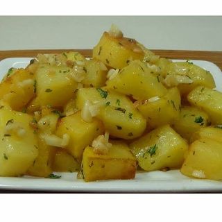 Ración De Patatas Al Ajillo