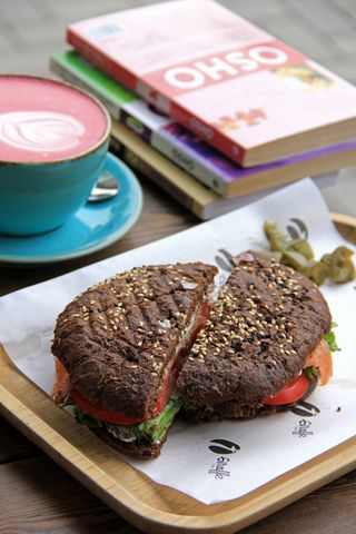 Бейгл ржаной с красной рыбой (290г)