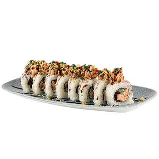 Uramaki z sałatką z pieczonego łososia teriyaki i chrupkami z tempury