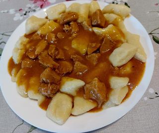 Kopytka z gulaszem