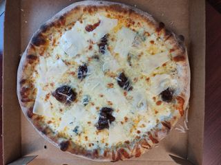 Пица Четири сирена-Куатро формаджи лукс