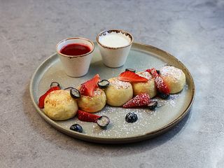 Сирники з соусом на вибір та лимонною сметаною (280g)