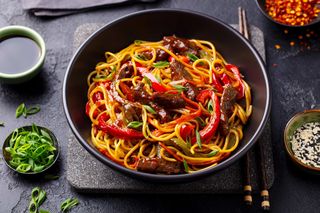 48. Spaghetti in salsa con aglio, ragu, germogli di soia e aceto