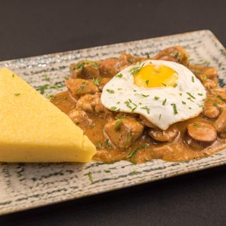 Tochitură de porc cu mămăliguță și ou