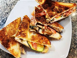 Zucchine grigliate, fontina, pomodoro ramato, salsa rosa