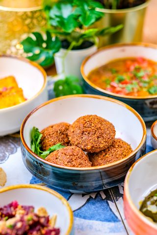 Falafel z sosem sezamowym