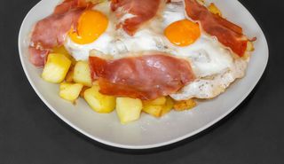 Huevos rotos con gulas (ración)