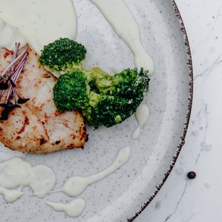 Куриная грудка на гриле с сырным соусом