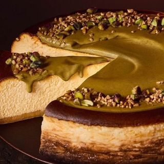 Sernik baskijski z polewą pistacjową