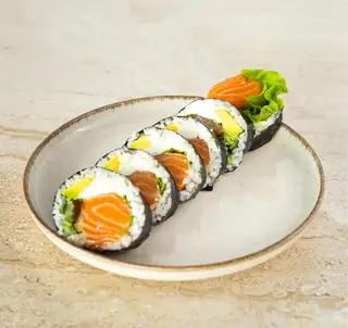 Łosoś surowy FUTOMAKI