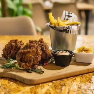 Pollo Extracrujiente Al Estilo Louisiana Con Salsa Chipotle