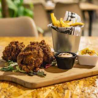 Pollo Extracrujiente Al Estilo Louisiana Con Salsa Chipotle