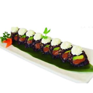 Uramaki Black Salmone 