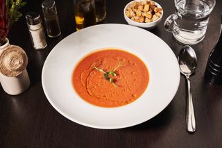 Supă cremă de roșii cu crutoane