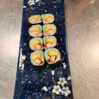 59.Maki de surimi y aguacate