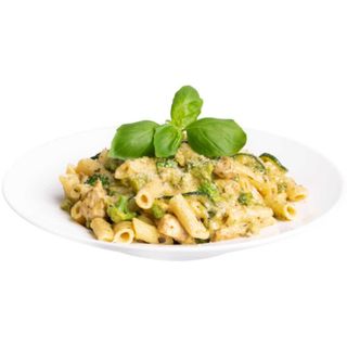 Penne z kurczakiem cukinią i brokułami