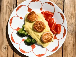 КУРЯЧІ КОТЛЕТКИ З КАРТОПЛЯНИМ ПЮРЕ ТА ОВОЧАМИ (420g)