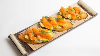 Брускетта с семгой и авокадо (150г)