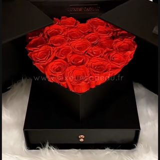 هدية رائعة من الورد الطبيعي والشكلاطة فريرو روشي داخل العلبة