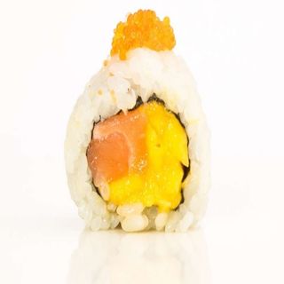 Uramaki tobiko roll