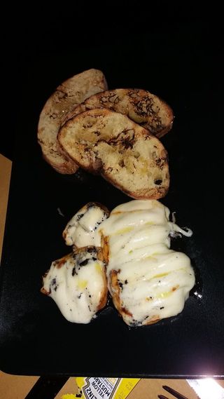 Provola affumicata alla griglia con crostoni al miele