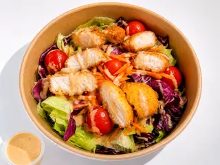 Insalata con nuggets di pollo