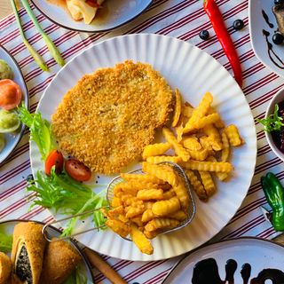 Chrupiący kurczak w panierce panko,dodatek, surówka